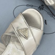 Prada/普拉达26WF新品复古 三角标交叉带防水台粗跟凉鞋 三角标复古感直接拉满 交叉带勾勒纤细足背线 防水台粗跟稳 Prada/普拉达26WF新品复古 三角标交叉带防水台粗跟凉鞋 三角标复古感直接拉满 交叉带勾勒纤细足背线 防水台粗跟稳