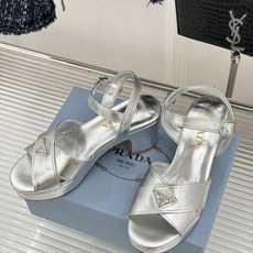 Prada/普拉达26WF新品复古 三角标交叉带防水台粗跟凉鞋 三角标复古感直接拉满 交叉带勾勒纤细足背线 防水台粗跟稳 Prada/普拉达26WF新品复古 三角标交叉带防水台粗跟凉鞋 三角标复古感直接拉满 交叉带勾勒纤细足背线 防水台粗跟稳