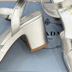 Prada/普拉达26WF新品复古 三角标交叉带防水台粗跟凉鞋 三角标复古感直接拉满 交叉带勾勒纤细足背线 防水台粗跟稳 Prada/普拉达26WF新品复古 三角标交叉带防水台粗跟凉鞋 三角标复古感直接拉满 交叉带勾勒纤细足背线 防水台粗跟稳
