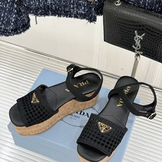 Prada/普拉达26WF新品复古 三角标交叉带防水台粗跟凉鞋 三角标复古感直接拉满 交叉带勾勒纤细足背线 防水台粗跟稳 Prada/普拉达26WF新品复古 三角标交叉带防水台粗跟凉鞋 三角标复古感直接拉满 交叉带勾勒纤细足背线 防水台粗跟稳
