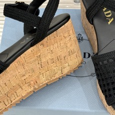 Prada/普拉达26WF新品复古 三角标交叉带防水台粗跟凉鞋 三角标复古感直接拉满 交叉带勾勒纤细足背线 防水台粗跟稳 Prada/普拉达26WF新品复古 三角标交叉带防水台粗跟凉鞋 三角标复古感直接拉满 交叉带勾勒纤细足背线 防水台粗跟稳