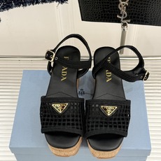 Prada/普拉达26WF新品复古 三角标交叉带防水台粗跟凉鞋 三角标复古感直接拉满 交叉带勾勒纤细足背线 防水台粗跟稳 Prada/普拉达26WF新品复古 三角标交叉带防水台粗跟凉鞋 三角标复古感直接拉满 交叉带勾勒纤细足背线 防水台粗跟稳