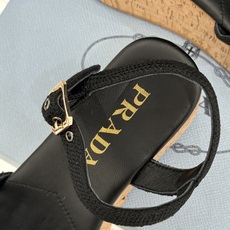 Prada/普拉达26WF新品复古 三角标交叉带防水台粗跟凉鞋 三角标复古感直接拉满 交叉带勾勒纤细足背线 防水台粗跟稳 Prada/普拉达26WF新品复古 三角标交叉带防水台粗跟凉鞋 三角标复古感直接拉满 交叉带勾勒纤细足背线 防水台粗跟稳