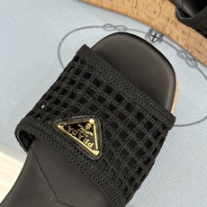 Prada/普拉达26WF新品复古 三角标交叉带防水台粗跟凉鞋 三角标复古感直接拉满 交叉带勾勒纤细足背线 防水台粗跟稳 Prada/普拉达26WF新品复古 三角标交叉带防水台粗跟凉鞋 三角标复古感直接拉满 交叉带勾勒纤细足背线 防水台粗跟稳