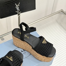 Prada/普拉达26WF新品复古 三角标交叉带防水台粗跟凉鞋 三角标复古感直接拉满 交叉带勾勒纤细足背线 防水台粗跟稳 Prada/普拉达26WF新品复古 三角标交叉带防水台粗跟凉鞋 三角标复古感直接拉满 交叉带勾勒纤细足背线 防水台粗跟稳