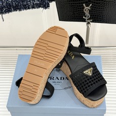 Prada/普拉达26WF新品复古 三角标交叉带防水台粗跟凉鞋 三角标复古感直接拉满 交叉带勾勒纤细足背线 防水台粗跟稳 Prada/普拉达26WF新品复古 三角标交叉带防水台粗跟凉鞋 三角标复古感直接拉满 交叉带勾勒纤细足背线 防水台粗跟稳