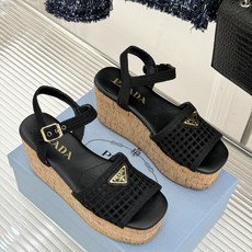 Prada/普拉达26WF新品复古 三角标交叉带防水台粗跟凉鞋 三角标复古感直接拉满 交叉带勾勒纤细足背线 防水台粗跟稳 Prada/普拉达26WF新品复古 三角标交叉带防水台粗跟凉鞋 三角标复古感直接拉满 交叉带勾勒纤细足背线 防水台粗跟稳