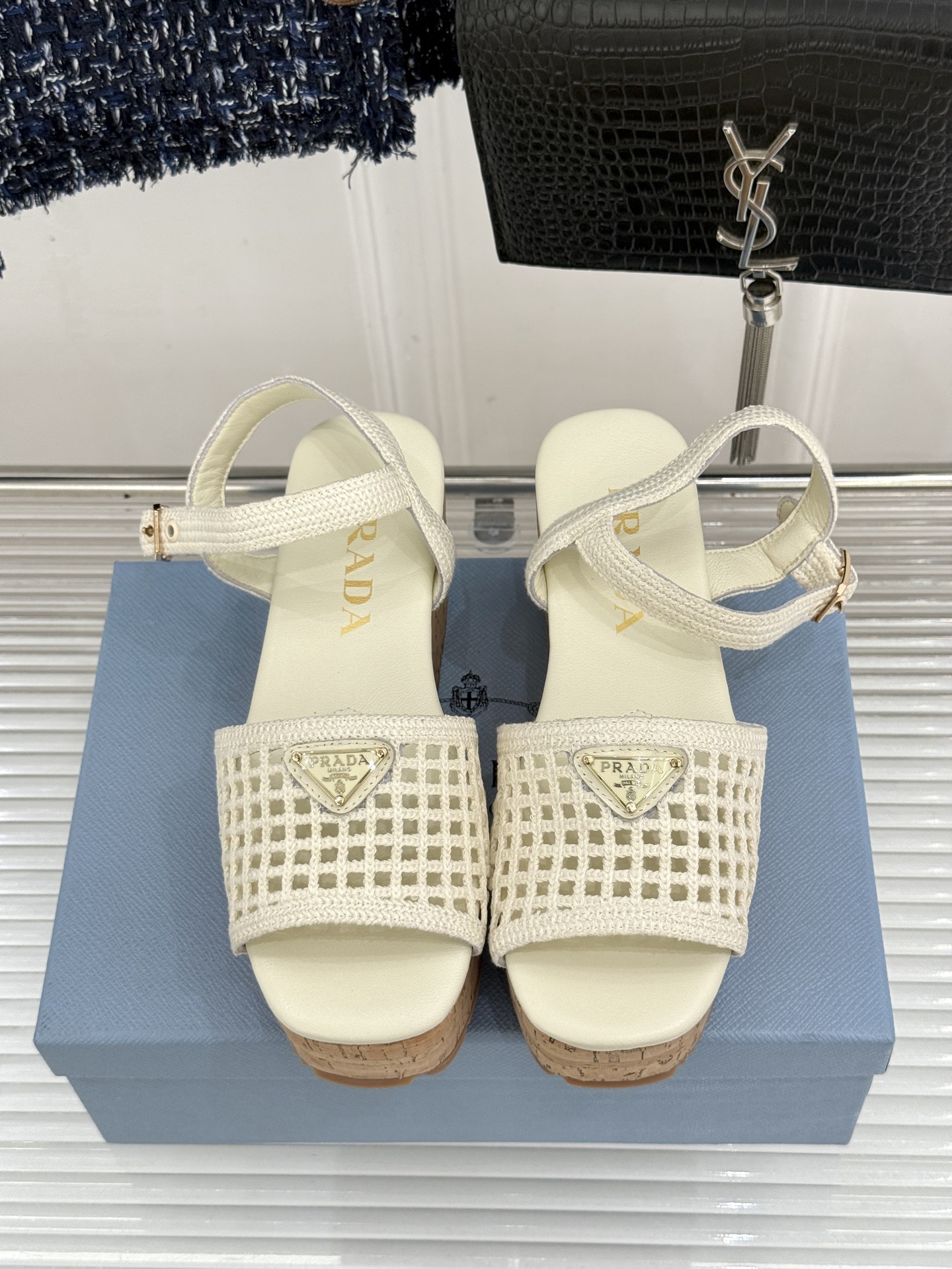 Prada/普拉达26WF新品复古 三角标交叉带防水台粗跟凉鞋 三角标复古感直接拉满 交叉带勾勒纤细足背线 防水台粗跟稳