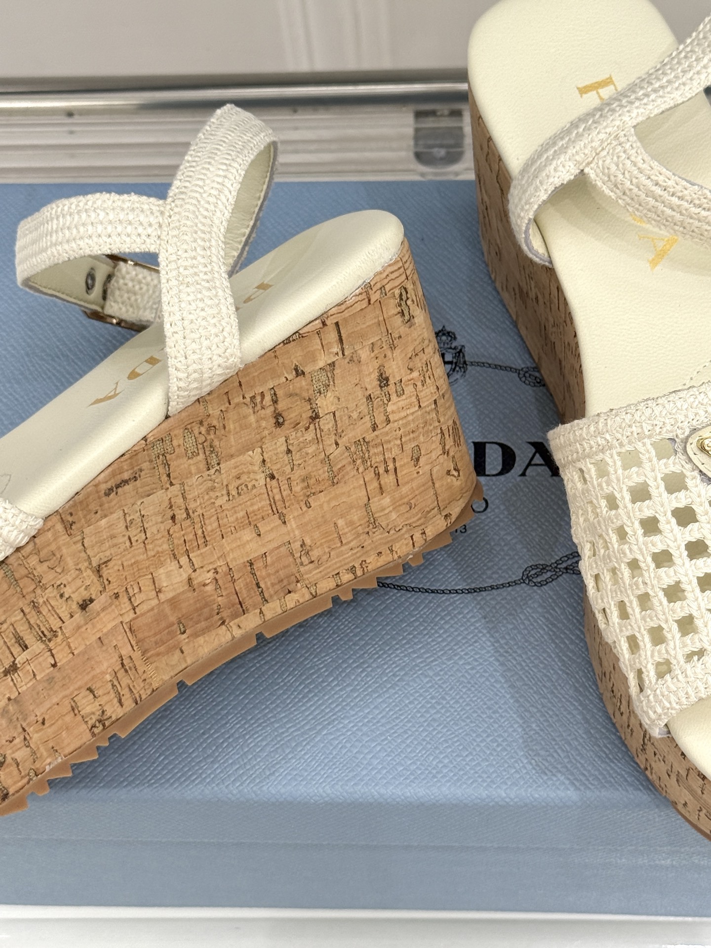 Prada/普拉达26WF新品复古 三角标交叉带防水台粗跟凉鞋 三角标复古感直接拉满 交叉带勾勒纤细足背线 防水台粗跟稳