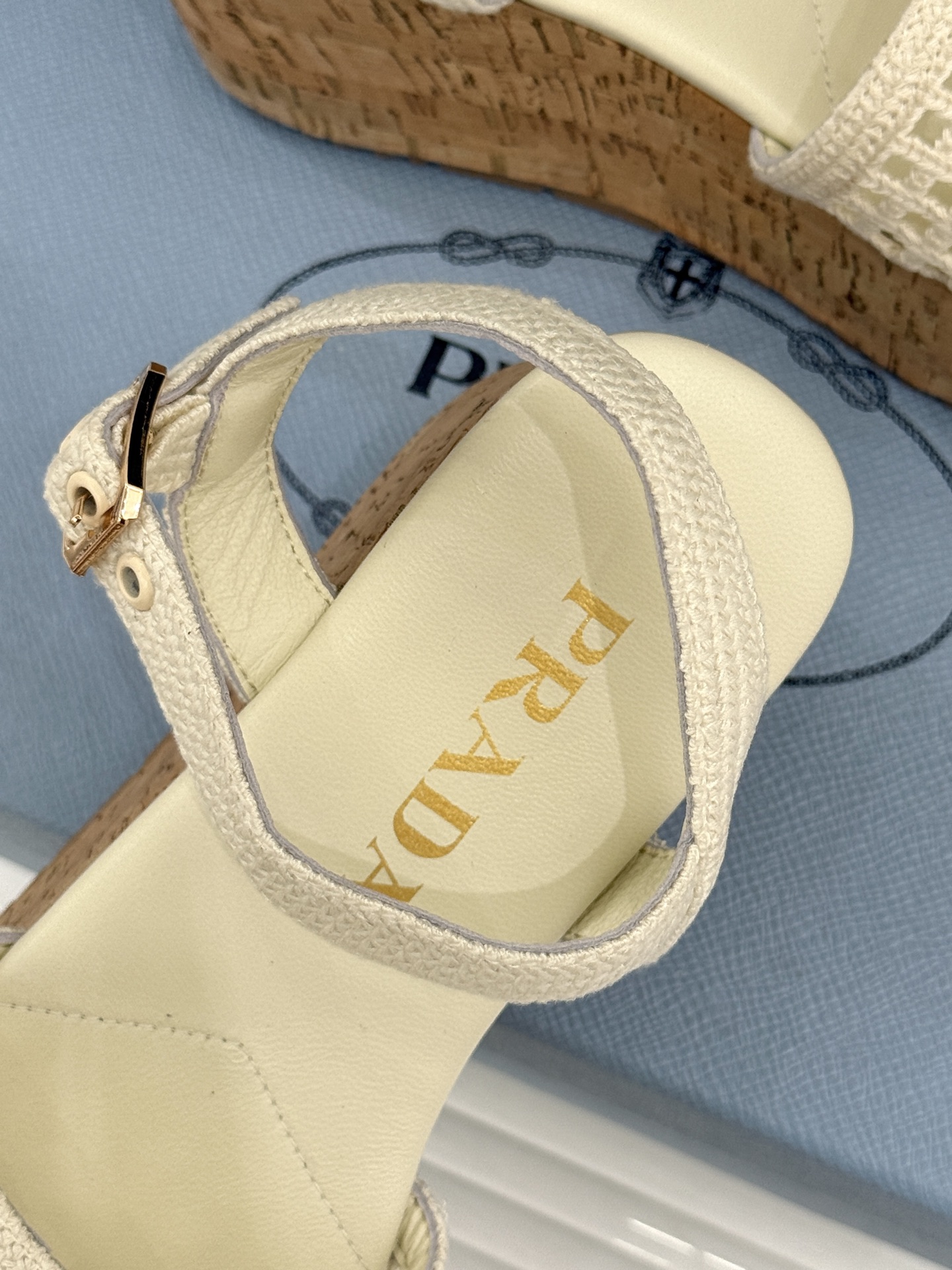 Prada/普拉达26WF新品复古 三角标交叉带防水台粗跟凉鞋 三角标复古感直接拉满 交叉带勾勒纤细足背线 防水台粗跟稳