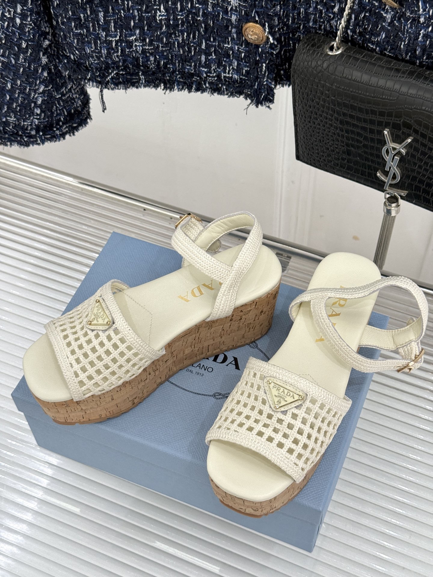 Prada/普拉达26WF新品复古 三角标交叉带防水台粗跟凉鞋 三角标复古感直接拉满 交叉带勾勒纤细足背线 防水台粗跟稳