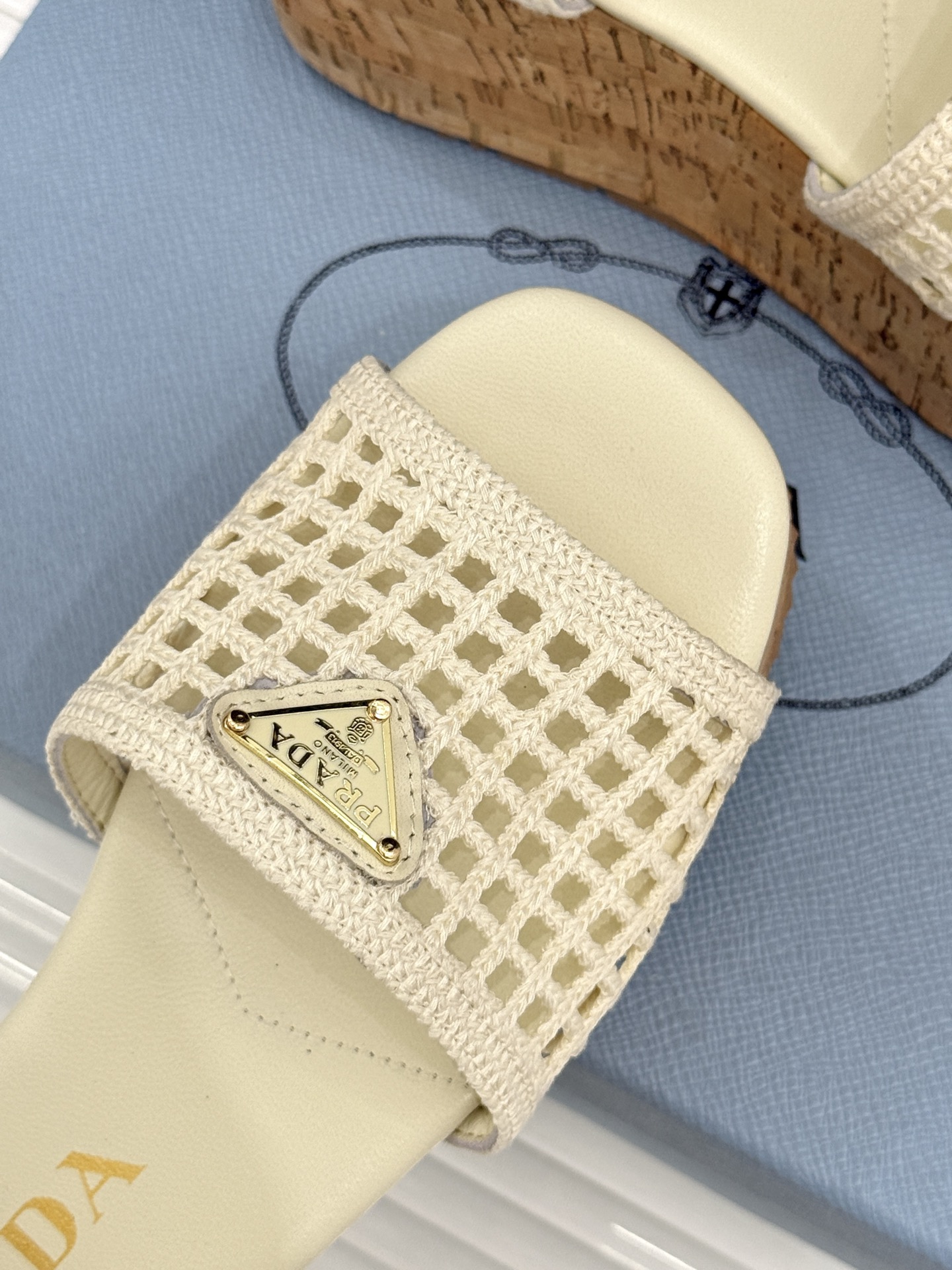 Prada/普拉达26WF新品复古 三角标交叉带防水台粗跟凉鞋 三角标复古感直接拉满 交叉带勾勒纤细足背线 防水台粗跟稳
