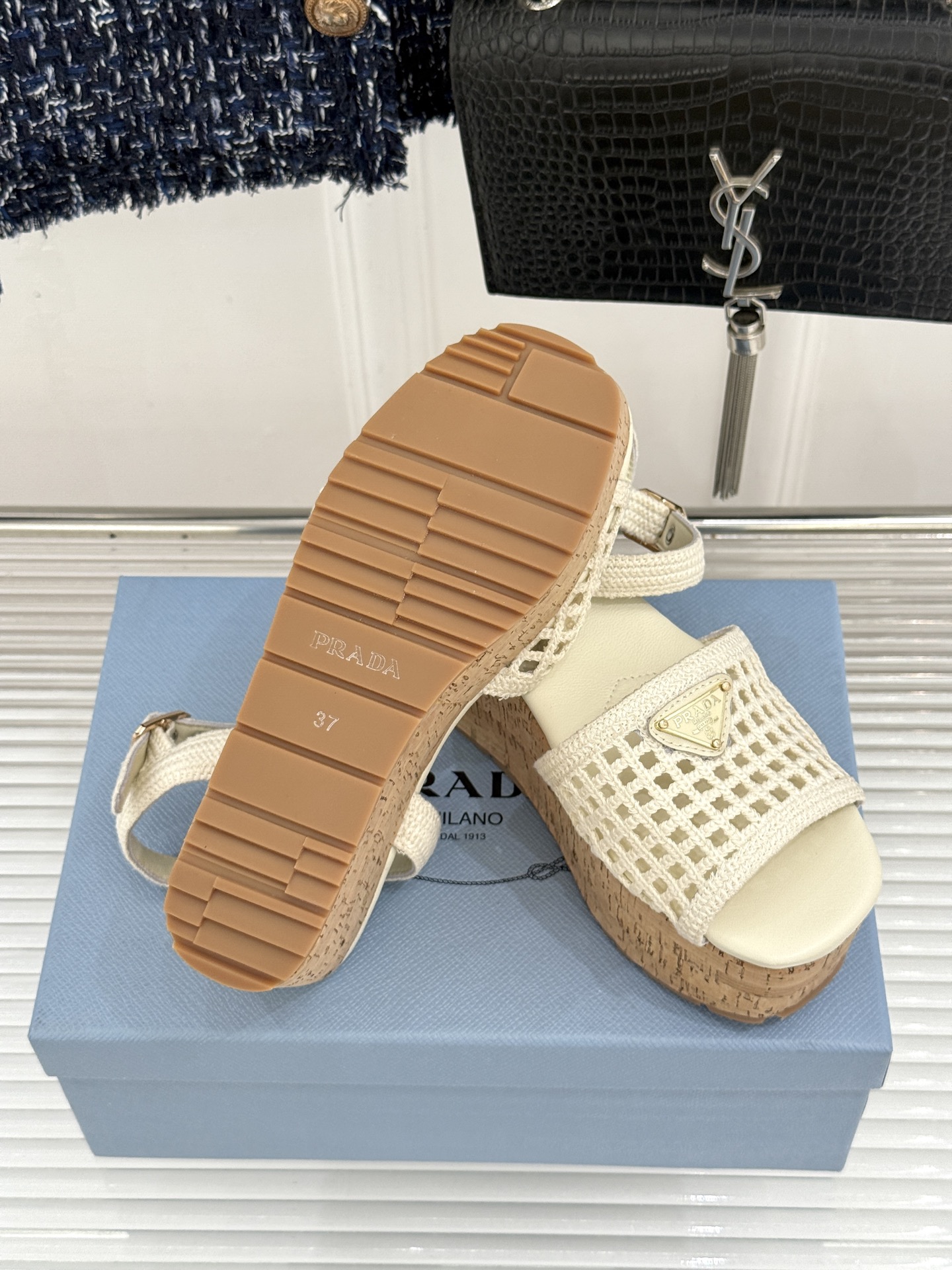 Prada/普拉达26WF新品复古 三角标交叉带防水台粗跟凉鞋 三角标复古感直接拉满 交叉带勾勒纤细足背线 防水台粗跟稳