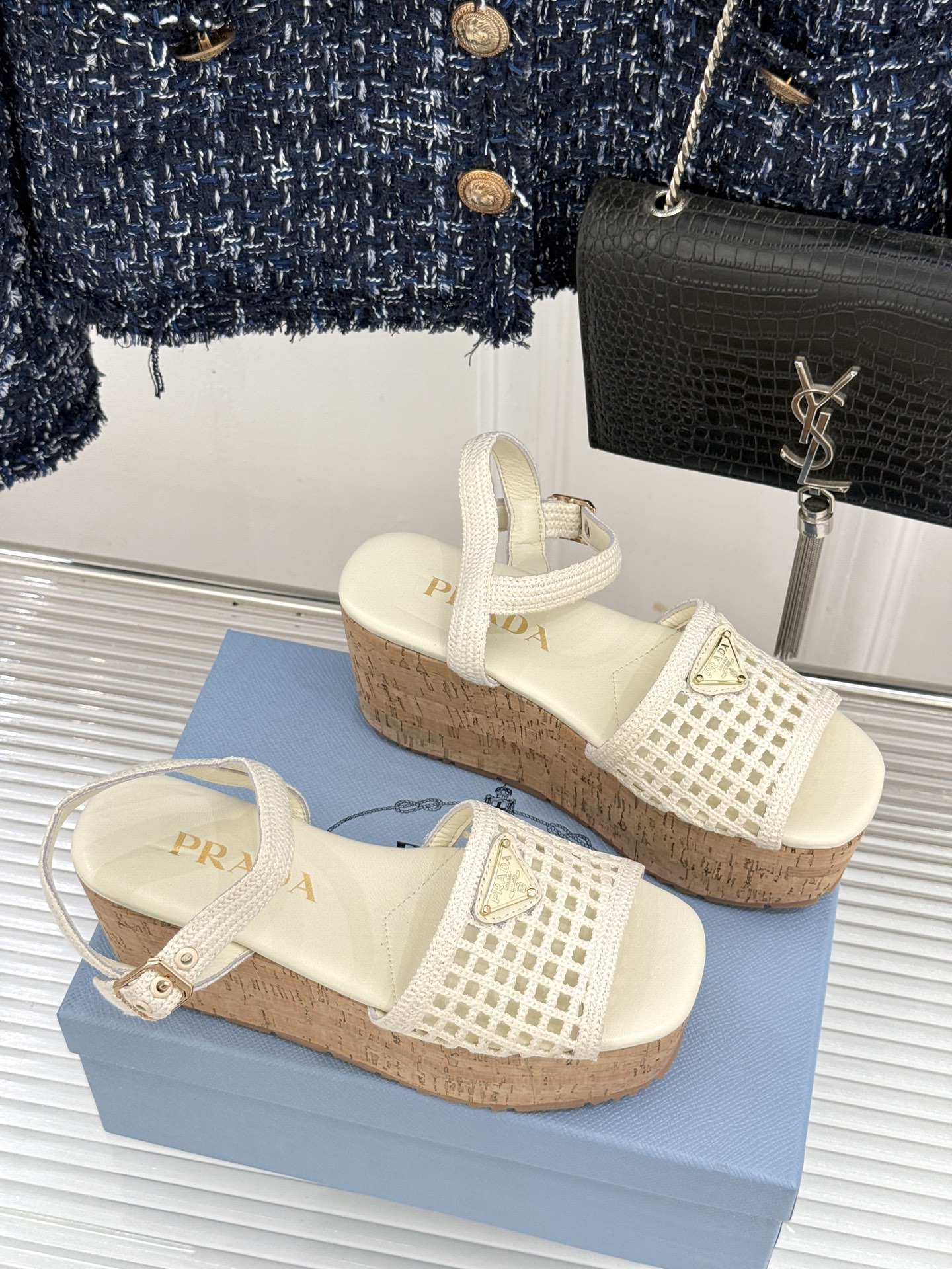 Prada/普拉达26WF新品复古 三角标交叉带防水台粗跟凉鞋 三角标复古感直接拉满 交叉带勾勒纤细足背线 防水台粗跟稳