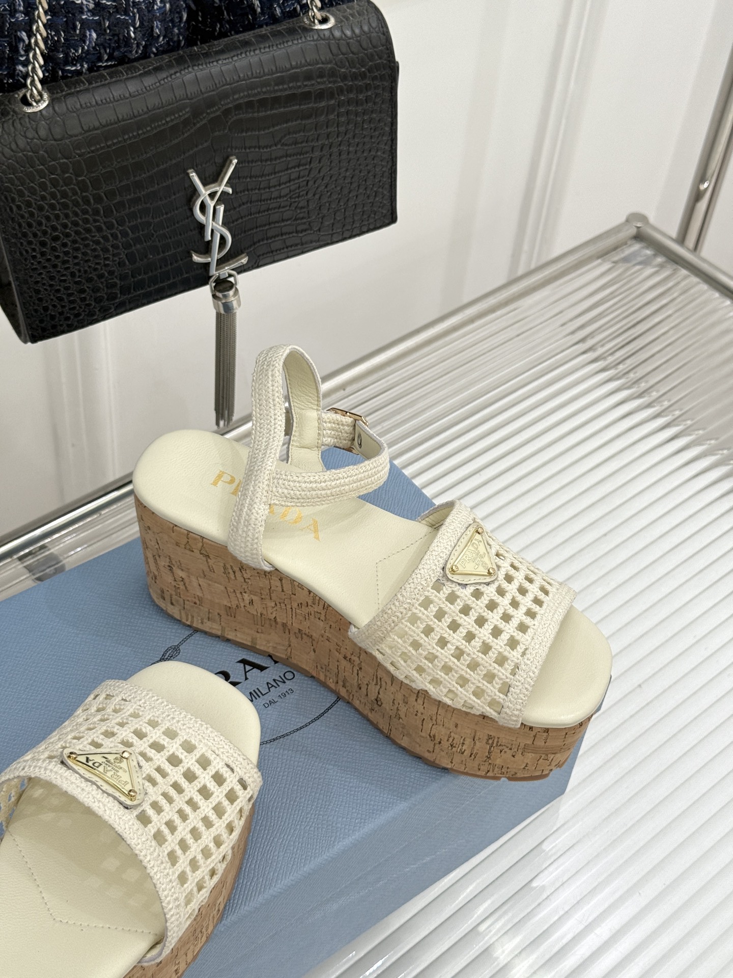 Prada/普拉达26WF新品复古 三角标交叉带防水台粗跟凉鞋 三角标复古感直接拉满 交叉带勾勒纤细足背线 防水台粗跟稳