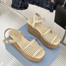 Prada/普拉达26WF新品复古 三角标交叉带防水台粗跟凉鞋 三角标复古感直接拉满 交叉带勾勒纤细足背线 防水台粗跟稳 Prada/普拉达26WF新品复古 三角标交叉带防水台粗跟凉鞋 三角标复古感直接拉满 交叉带勾勒纤细足背线 防水台粗跟稳