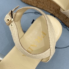 Prada/普拉达26WF新品复古 三角标交叉带防水台粗跟凉鞋 三角标复古感直接拉满 交叉带勾勒纤细足背线 防水台粗跟稳 Prada/普拉达26WF新品复古 三角标交叉带防水台粗跟凉鞋 三角标复古感直接拉满 交叉带勾勒纤细足背线 防水台粗跟稳