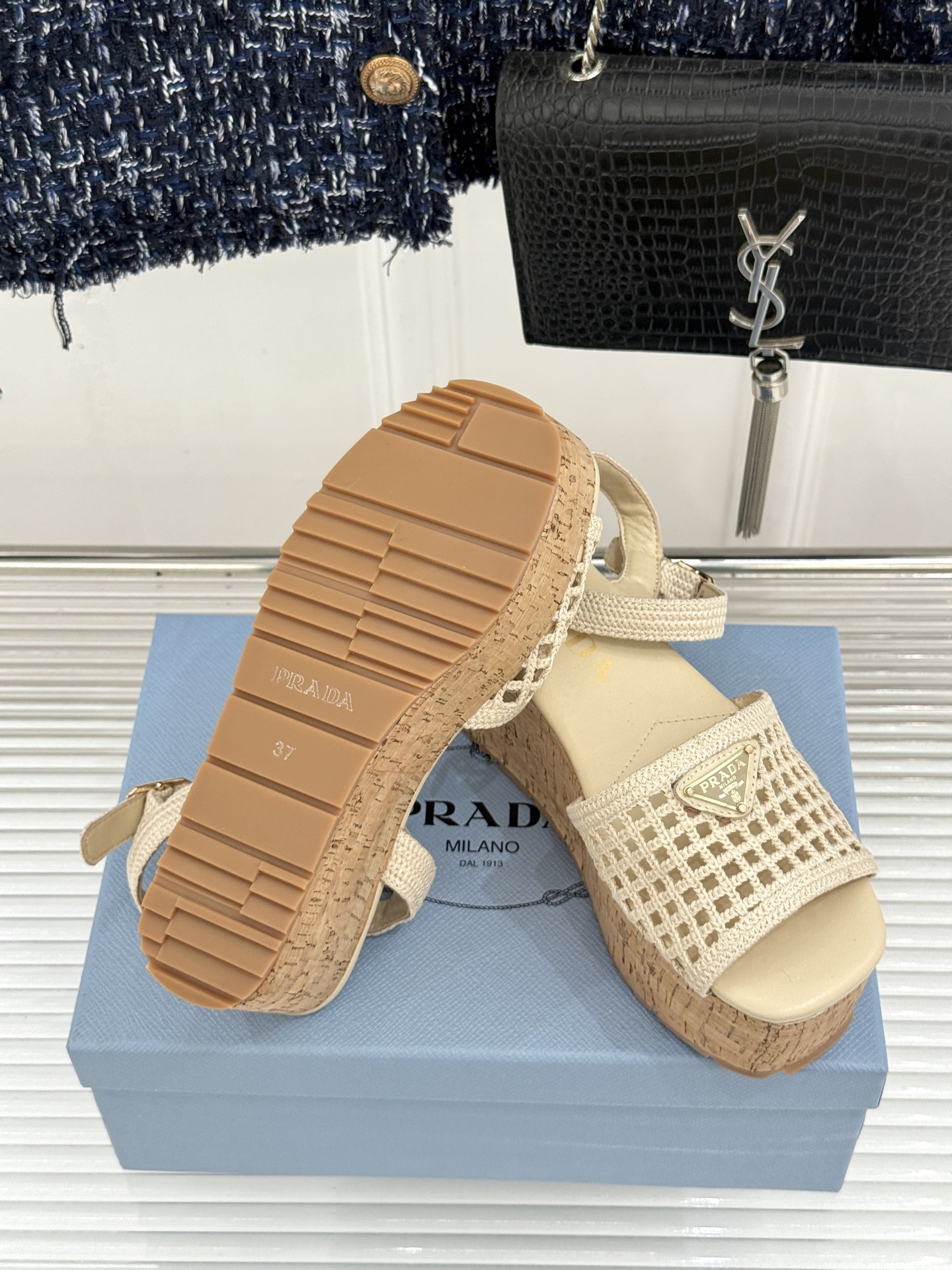 Prada/普拉达26WF新品复古 三角标交叉带防水台粗跟凉鞋 三角标复古感直接拉满 交叉带勾勒纤细足背线 防水台粗跟稳 Prada/普拉达26WF新品复古 三角标交叉带防水台粗跟凉鞋 三角标复古感直接拉满 交叉带勾勒纤细足背线 防水台粗跟稳