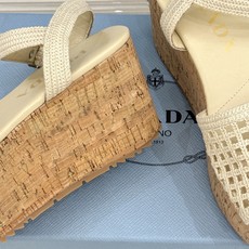 Prada/普拉达26WF新品复古 三角标交叉带防水台粗跟凉鞋 三角标复古感直接拉满 交叉带勾勒纤细足背线 防水台粗跟稳 Prada/普拉达26WF新品复古 三角标交叉带防水台粗跟凉鞋 三角标复古感直接拉满 交叉带勾勒纤细足背线 防水台粗跟稳