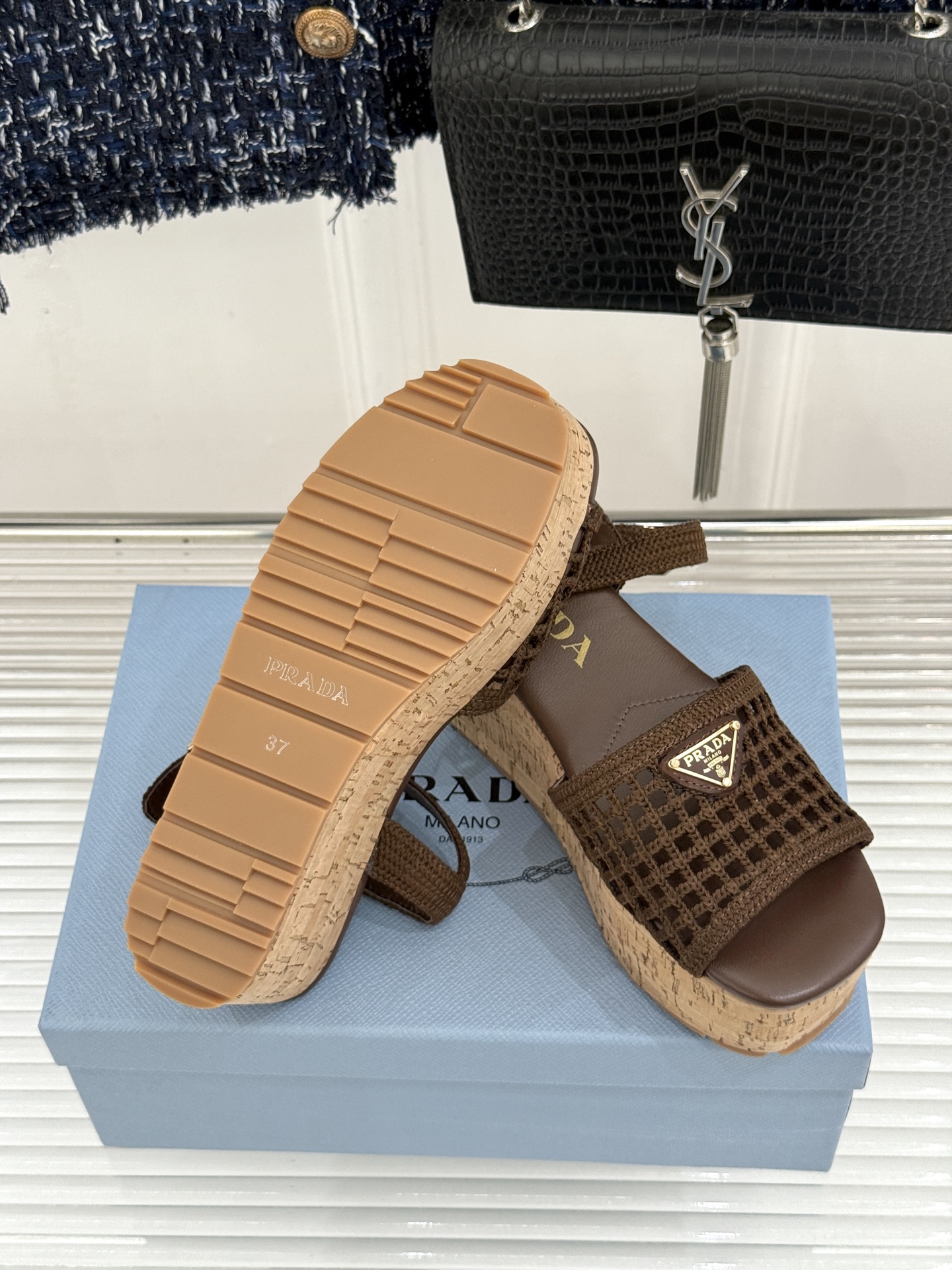 Prada/普拉达26WF新品复古 三角标交叉带防水台粗跟凉鞋 三角标复古感直接拉满 交叉带勾勒纤细足背线 防水台粗跟稳 Prada/普拉达26WF新品复古 三角标交叉带防水台粗跟凉鞋 三角标复古感直接拉满 交叉带勾勒纤细足背线 防水台粗跟稳