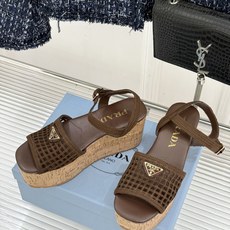 Prada/普拉达26WF新品复古 三角标交叉带防水台粗跟凉鞋 三角标复古感直接拉满 交叉带勾勒纤细足背线 防水台粗跟稳 Prada/普拉达26WF新品复古 三角标交叉带防水台粗跟凉鞋 三角标复古感直接拉满 交叉带勾勒纤细足背线 防水台粗跟稳