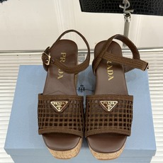 Prada/普拉达26WF新品复古 三角标交叉带防水台粗跟凉鞋 三角标复古感直接拉满 交叉带勾勒纤细足背线 防水台粗跟稳 Prada/普拉达26WF新品复古 三角标交叉带防水台粗跟凉鞋 三角标复古感直接拉满 交叉带勾勒纤细足背线 防水台粗跟稳
