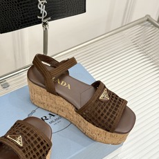 Prada/普拉达26WF新品复古 三角标交叉带防水台粗跟凉鞋 三角标复古感直接拉满 交叉带勾勒纤细足背线 防水台粗跟稳 Prada/普拉达26WF新品复古 三角标交叉带防水台粗跟凉鞋 三角标复古感直接拉满 交叉带勾勒纤细足背线 防水台粗跟稳