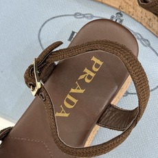 Prada/普拉达26WF新品复古 三角标交叉带防水台粗跟凉鞋 三角标复古感直接拉满 交叉带勾勒纤细足背线 防水台粗跟稳 Prada/普拉达26WF新品复古 三角标交叉带防水台粗跟凉鞋 三角标复古感直接拉满 交叉带勾勒纤细足背线 防水台粗跟稳