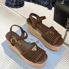 Prada/普拉达26WF新品复古 三角标交叉带防水台粗跟凉鞋 三角标复古感直接拉满 交叉带勾勒纤细足背线 防水台粗跟稳 Prada/普拉达26WF新品复古 三角标交叉带防水台粗跟凉鞋 三角标复古感直接拉满 交叉带勾勒纤细足背线 防水台粗跟稳