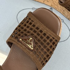 Prada/普拉达26WF新品复古 三角标交叉带防水台粗跟凉鞋 三角标复古感直接拉满 交叉带勾勒纤细足背线 防水台粗跟稳 Prada/普拉达26WF新品复古 三角标交叉带防水台粗跟凉鞋 三角标复古感直接拉满 交叉带勾勒纤细足背线 防水台粗跟稳