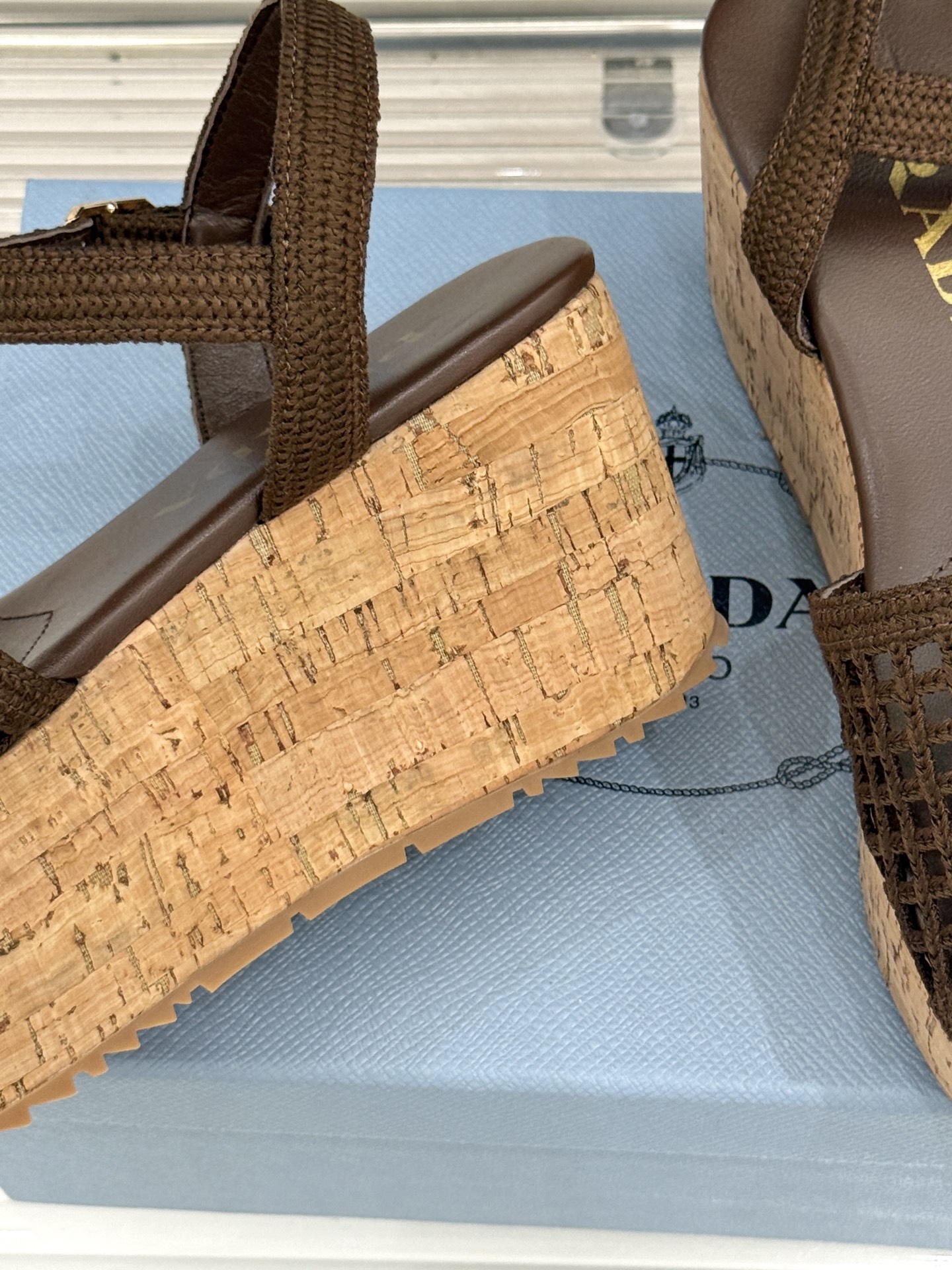Prada/普拉达26WF新品复古 三角标交叉带防水台粗跟凉鞋 三角标复古感直接拉满 交叉带勾勒纤细足背线 防水台粗跟稳 Prada/普拉达26WF新品复古 三角标交叉带防水台粗跟凉鞋 三角标复古感直接拉满 交叉带勾勒纤细足背线 防水台粗跟稳