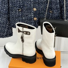 L*V驴家26WF新品厚底 侧拉链短靴长靴 侧拉链设计穿脱超顺手 厚底悄悄拔高比例 牛皮肌理自带酷飒质感 经典五金饰扣点 L*V驴家26WF新品厚底 侧拉链短靴长靴 侧拉链设计穿脱超顺手 厚底悄悄拔高比例 牛皮肌理自带酷飒质感 经典五金饰扣点