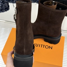 L*V驴家26WF新品厚底 侧拉链短靴长靴 侧拉链设计穿脱超顺手 厚底悄悄拔高比例 牛皮肌理自带酷飒质感 经典五金饰扣点 L*V驴家26WF新品厚底 侧拉链短靴长靴 侧拉链设计穿脱超顺手 厚底悄悄拔高比例 牛皮肌理自带酷飒质感 经典五金饰扣点
