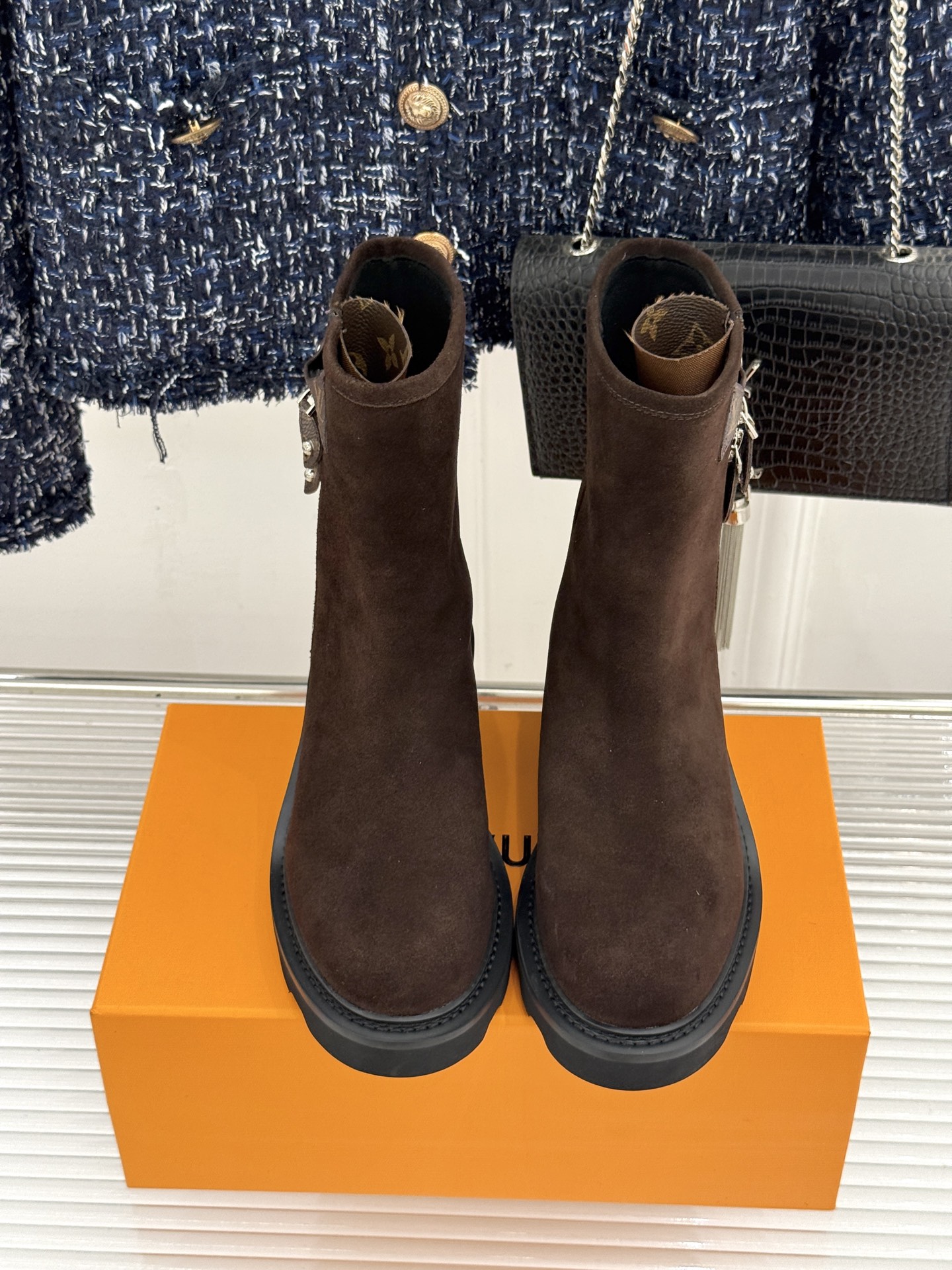 L*V驴家26WF新品厚底 侧拉链短靴长靴 侧拉链设计穿脱超顺手 厚底悄悄拔高比例 牛皮肌理自带酷飒质感 经典五金饰扣点 L*V驴家26WF新品厚底 侧拉链短靴长靴 侧拉链设计穿脱超顺手 厚底悄悄拔高比例 牛皮肌理自带酷飒质感 经典五金饰扣点