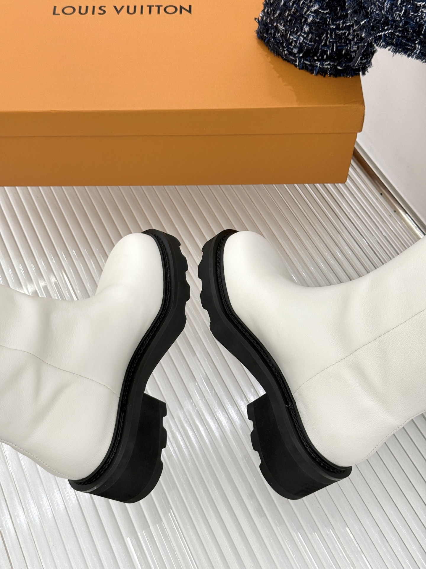 L*V驴家26WF新品厚底 侧拉链短靴长靴 侧拉链设计穿脱超顺手 厚底悄悄拔高比例 牛皮肌理自带酷飒质感 经典五金饰扣点 L*V驴家26WF新品厚底 侧拉链短靴长靴 侧拉链设计穿脱超顺手 厚底悄悄拔高比例 牛皮肌理自带酷飒质感 经典五金饰扣点