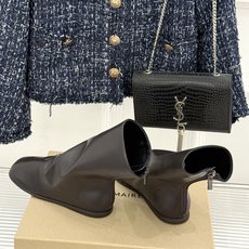 Lemaire 26WF新品极简复古 弹力靴倒靴短靴 极简主义风格与标志性的倒靴设计 对传统鞋履形制的大胆挑战与创新突破 Lemaire 26WF新品极简复古 弹力靴倒靴短靴 极简主义风格与标志性的倒靴设计 对传统鞋履形制的大胆挑战与创新突破