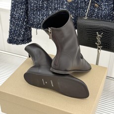 Lemaire 26WF新品极简复古 弹力靴倒靴短靴 极简主义风格与标志性的倒靴设计 对传统鞋履形制的大胆挑战与创新突破 Lemaire 26WF新品极简复古 弹力靴倒靴短靴 极简主义风格与标志性的倒靴设计 对传统鞋履形制的大胆挑战与创新突破