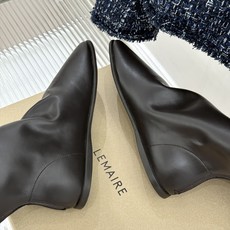 Lemaire 26WF新品极简复古 弹力靴倒靴短靴 极简主义风格与标志性的倒靴设计 对传统鞋履形制的大胆挑战与创新突破 Lemaire 26WF新品极简复古 弹力靴倒靴短靴 极简主义风格与标志性的倒靴设计 对传统鞋履形制的大胆挑战与创新突破