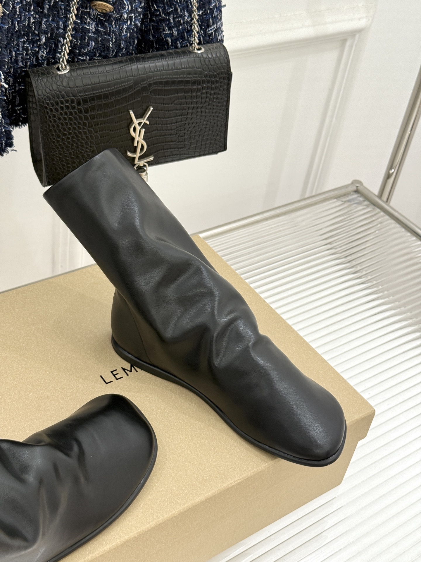 Lemaire 26WF新品极简复古 弹力靴倒靴短靴 极简主义风格与标志性的倒靴设计 对传统鞋履形制的大胆挑战与创新突破 Lemaire 26WF新品极简复古 弹力靴倒靴短靴 极简主义风格与标志性的倒靴设计 对传统鞋履形制的大胆挑战与创新突破
