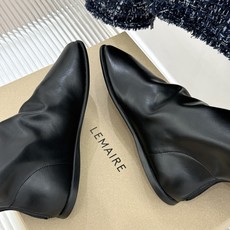 Lemaire 26WF新品极简复古 弹力靴倒靴短靴 极简主义风格与标志性的倒靴设计 对传统鞋履形制的大胆挑战与创新突破 Lemaire 26WF新品极简复古 弹力靴倒靴短靴 极简主义风格与标志性的倒靴设计 对传统鞋履形制的大胆挑战与创新突破