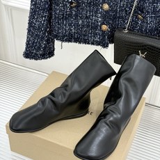 Lemaire 26WF新品极简复古 弹力靴倒靴短靴 极简主义风格与标志性的倒靴设计 对传统鞋履形制的大胆挑战与创新突破 Lemaire 26WF新品极简复古 弹力靴倒靴短靴 极简主义风格与标志性的倒靴设计 对传统鞋履形制的大胆挑战与创新突破