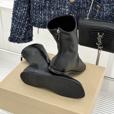 Lemaire 26WF新品极简复古 弹力靴倒靴短靴 极简主义风格与标志性的倒靴设计 对传统鞋履形制的大胆挑战与创新突破 Lemaire 26WF新品极简复古 弹力靴倒靴短靴 极简主义风格与标志性的倒靴设计 对传统鞋履形制的大胆挑战与创新突破