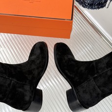 Hermès/爱马仕26WF新品极简 复古粗跟长靴 极简廓形利落大气 粗跟稳当走路完全不累 复古感直接拉满 粒面牛皮质感 Hermès/爱马仕26WF新品极简 复古粗跟长靴 极简廓形利落大气 粗跟稳当走路完全不累 复古感直接拉满 粒面牛皮质感