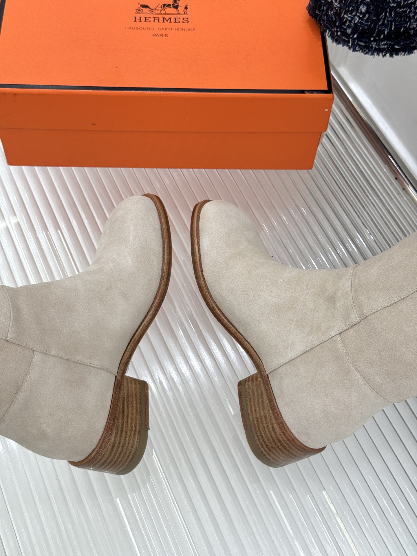 Hermès/爱马仕26WF新品极简 复古粗跟长靴 极简廓形利落大气 粗跟稳当走路完全不累 复古感直接拉满 粒面牛皮质感 Hermès/爱马仕26WF新品极简 复古粗跟长靴 极简廓形利落大气 粗跟稳当走路完全不累 复古感直接拉满 粒面牛皮质感