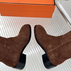 Hermès/爱马仕26WF新品极简 复古粗跟长靴 极简廓形利落大气 粗跟稳当走路完全不累 复古感直接拉满 粒面牛皮质感 Hermès/爱马仕26WF新品极简 复古粗跟长靴 极简廓形利落大气 粗跟稳当走路完全不累 复古感直接拉满 粒面牛皮质感