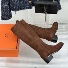 Hermès/爱马仕26WF新品极简 复古粗跟长靴 极简廓形利落大气 粗跟稳当走路完全不累 复古感直接拉满 粒面牛皮质感 Hermès/爱马仕26WF新品极简 复古粗跟长靴 极简廓形利落大气 粗跟稳当走路完全不累 复古感直接拉满 粒面牛皮质感