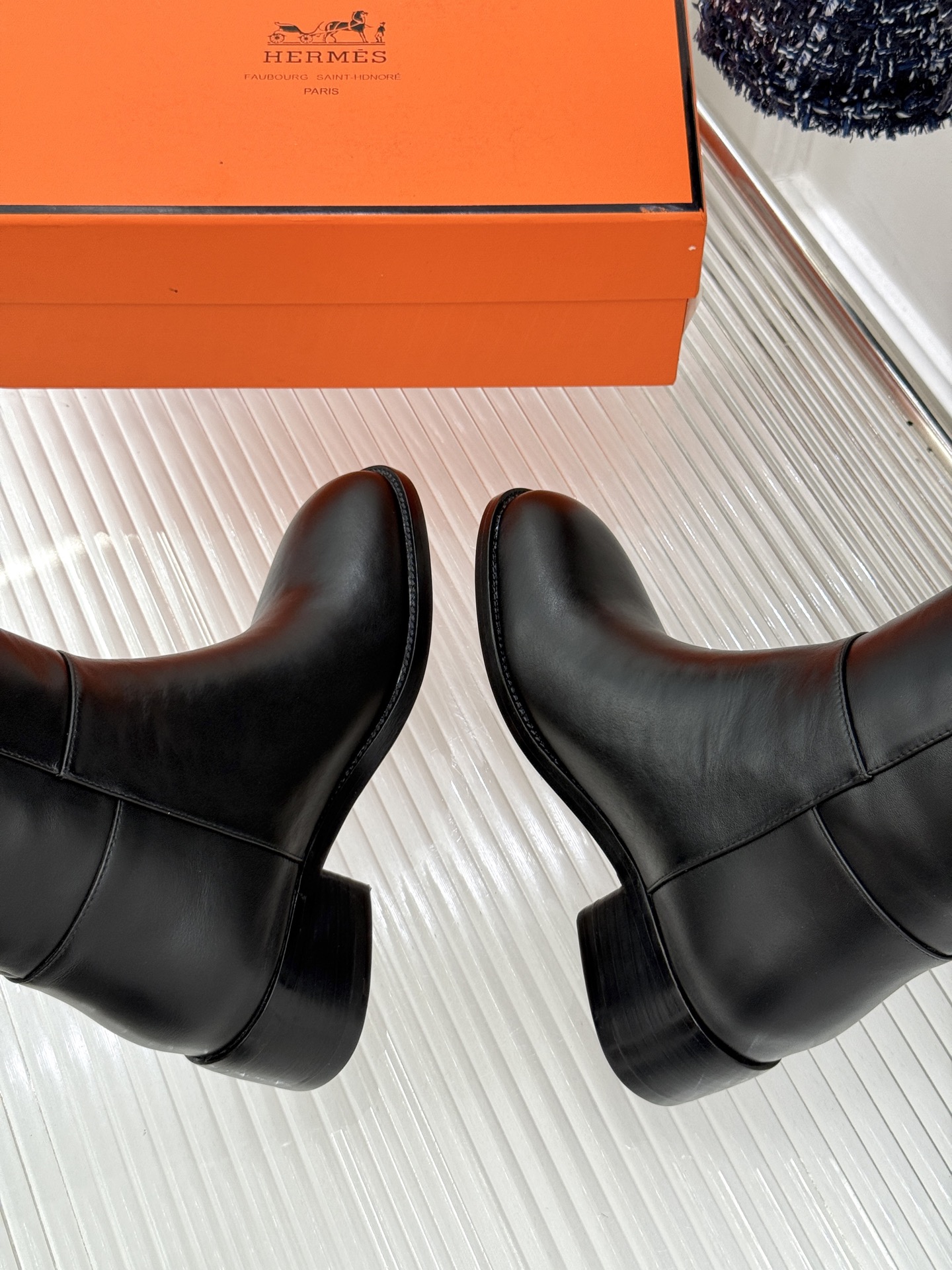 Hermès/爱马仕26WF新品极简 复古粗跟长靴 极简廓形利落大气 粗跟稳当走路完全不累 复古感直接拉满 粒面牛皮质感