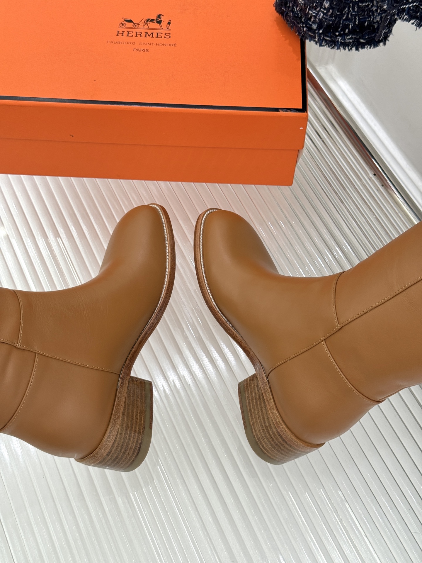 Hermès/爱马仕26WF新品极简 复古粗跟长靴 极简廓形利落大气 粗跟稳当走路完全不累 复古感直接拉满 粒面牛皮质感