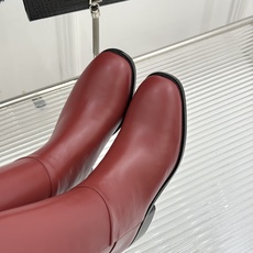 Hermès/爱马仕26WF新品极简 复古粗跟长靴 极简廓形利落大气 粗跟稳当走路完全不累 复古感直接拉满 粒面牛皮质感 Hermès/爱马仕26WF新品极简 复古粗跟长靴 极简廓形利落大气 粗跟稳当走路完全不累 复古感直接拉满 粒面牛皮质感