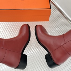 Hermès/爱马仕26WF新品极简 复古粗跟长靴 极简廓形利落大气 粗跟稳当走路完全不累 复古感直接拉满 粒面牛皮质感 Hermès/爱马仕26WF新品极简 复古粗跟长靴 极简廓形利落大气 粗跟稳当走路完全不累 复古感直接拉满 粒面牛皮质感